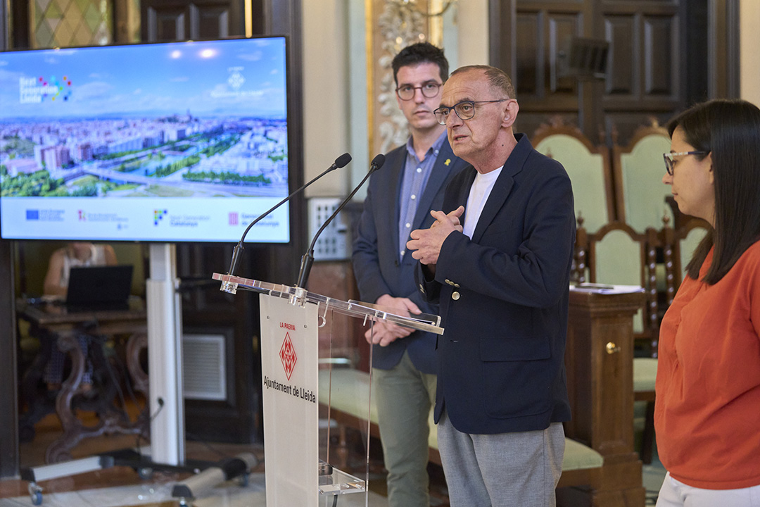 de l'Alcalde Miquel Pueyo amb el regidor Toni Postius i la regidora Jordina Freixanet exposant els projectes a la sala de plens.