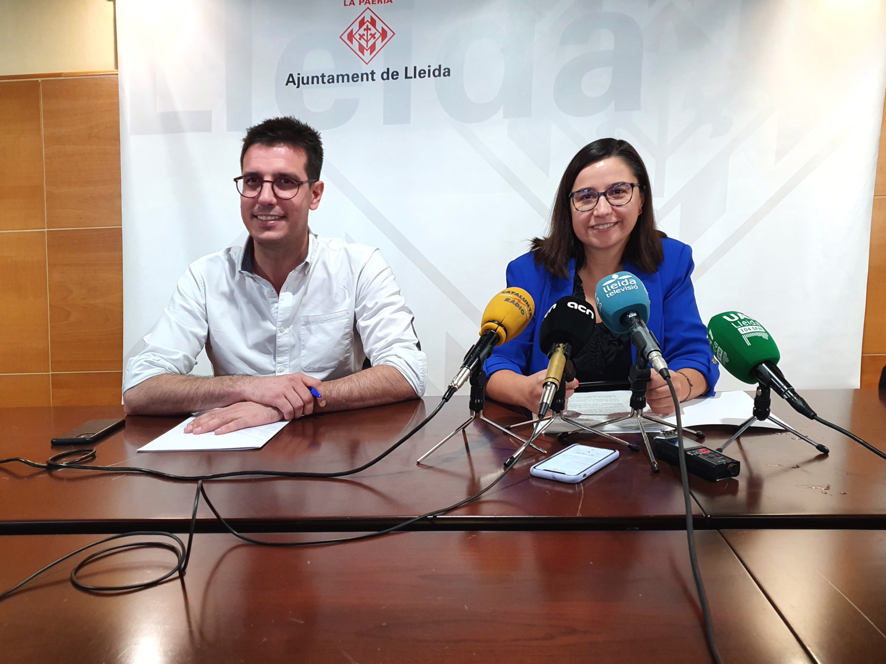 Fotografia de Toni Postius i Jordina Freixanet en una roda de premsa.