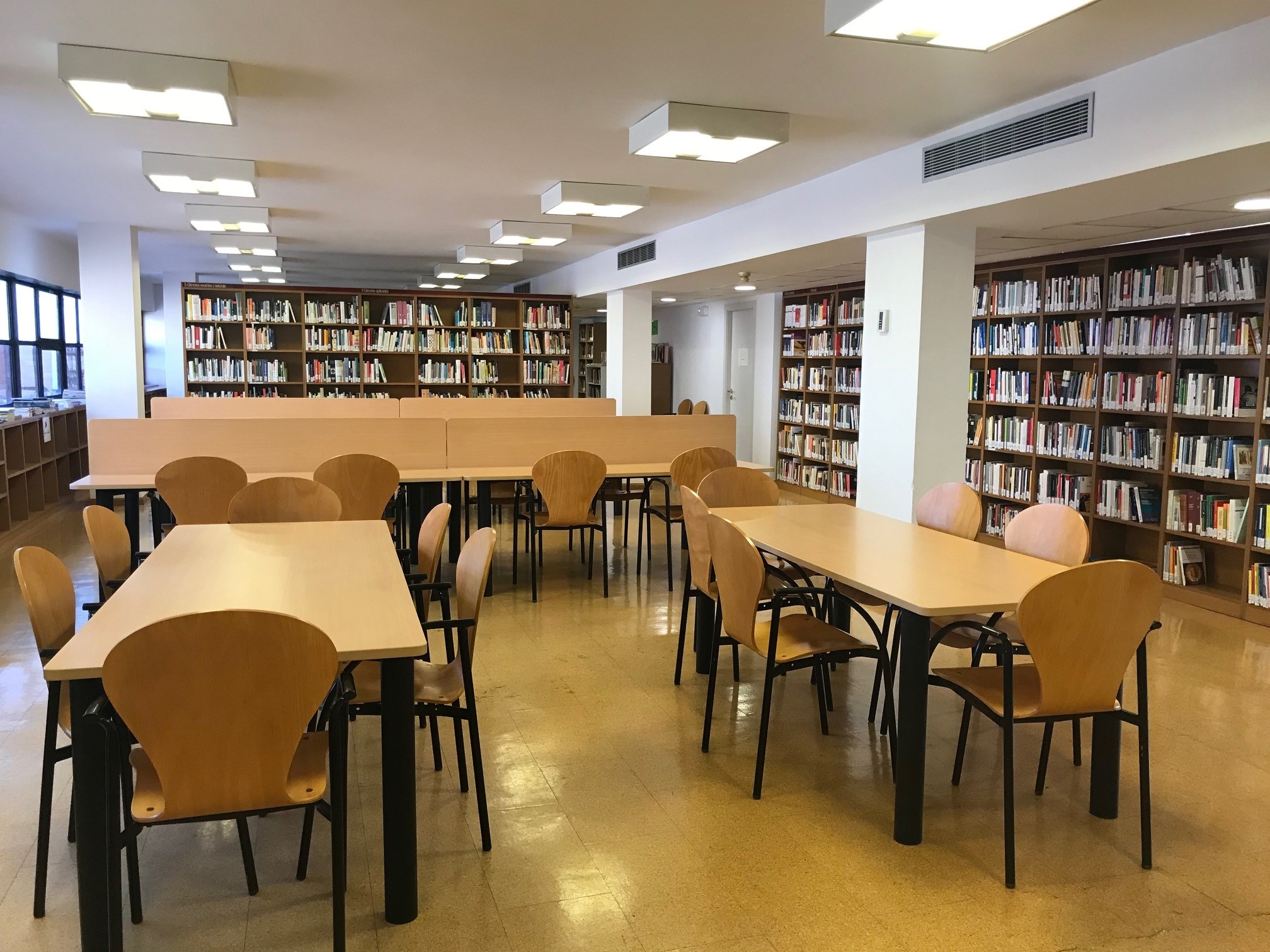 Sala de la biblioteca municipal de Pardinyes.