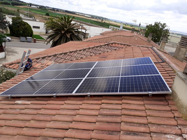 Plaques solars en una teulada.