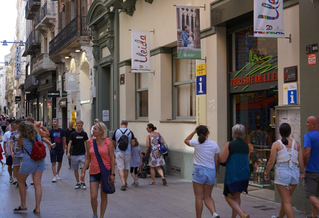 Gent passejant per l'eix comercial.