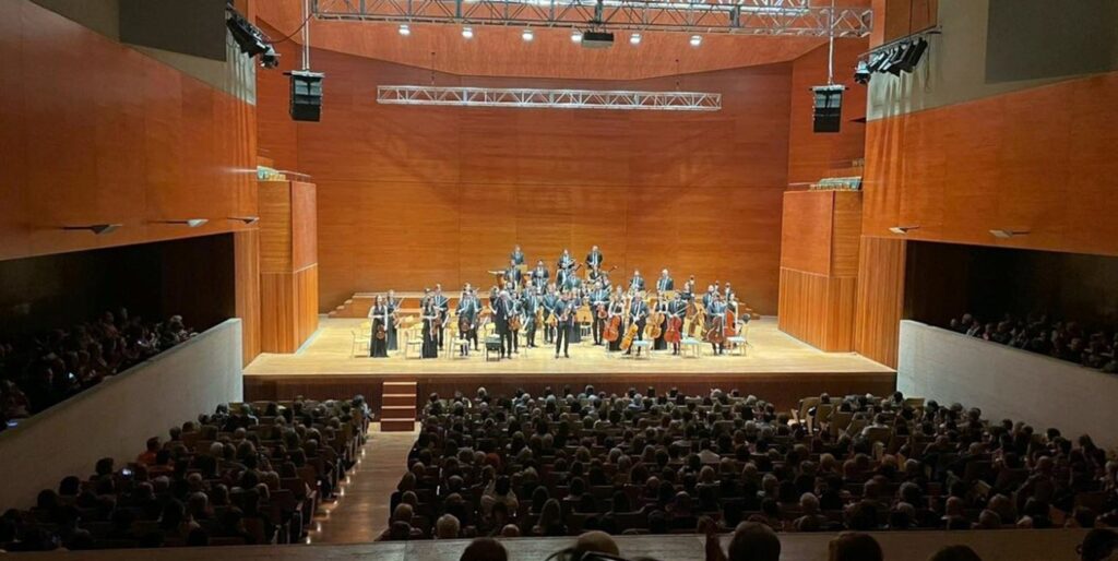 Públic i escenari de l'Auditori Municipal Enric Granados