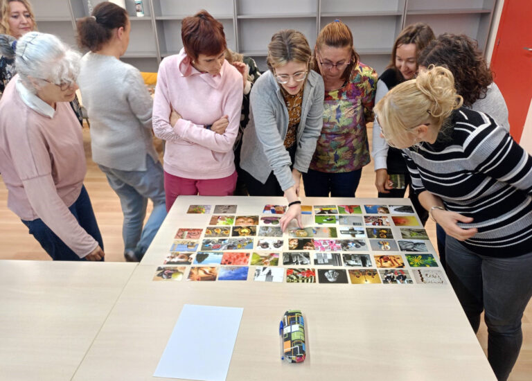 Un grup de dones al voltant d'una taula observant fotos.