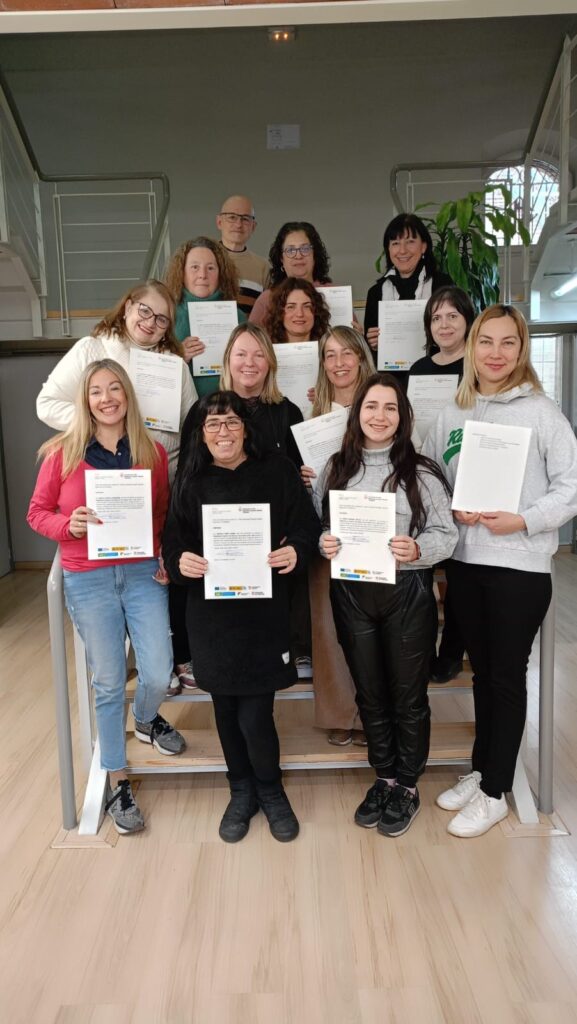 Grup de dones mostrant el certificat del curs.
