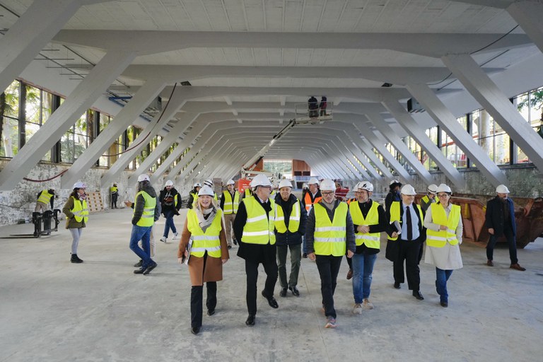 L'alcalde Larrosa, que ha estat acompanyat en la visita per les tinentes d’alcalde, Begoña Iglesias i Cristina Morón; el tinent d’alcalde, Carlos Enjuanes, i el regidor Xavi Blanco, ha visitat l'estat de les obres al Palau de Vidre