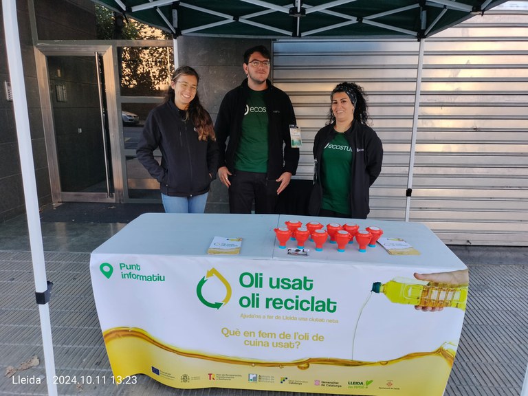 Educadors i educadores ambientals en un dels punts informatius sobre el correcte reciclatge de l'oli de cuina usat