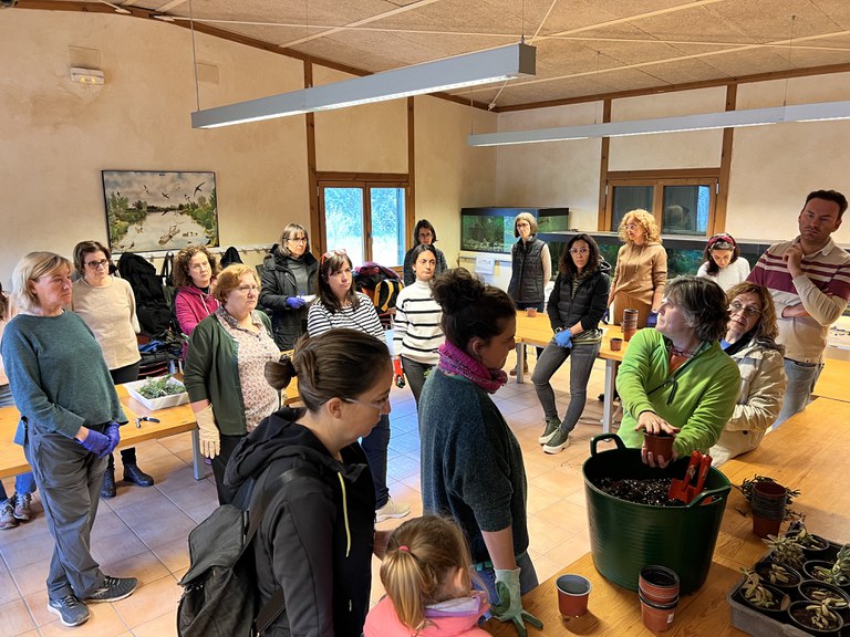 Participants del taller “Imaginem i preparem el balcó que volem!” durant la part pràctica de la sessió.