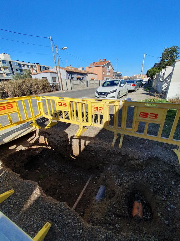 L'actuació s'ha iniciat amb les tasques de localització dels serveis existents amb excavacions a les voreres.