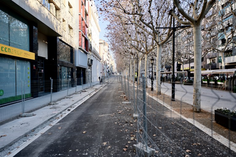 Vista del tram en obres de la Rambla, amb la calçada ja renovada.