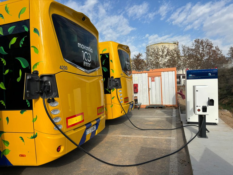 Aquest dijous s’estan realitzant les proves dels nous cinc punts de recàrrega que estaran en funcionament en els propers dies per carregar els nous autobusos elèctrics.