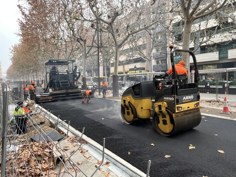 Amb les tasques de pavimentació conclou la primera fase de les obres.