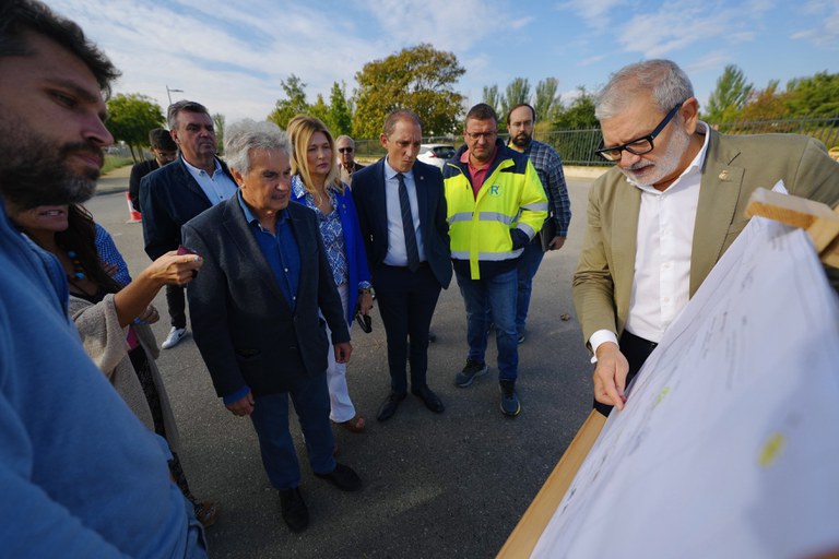 L'alcalde ha supervisat avui l'inici de les tasques, amb Iglesias, Crespín, representants del veïnat i tècnics municipals.
