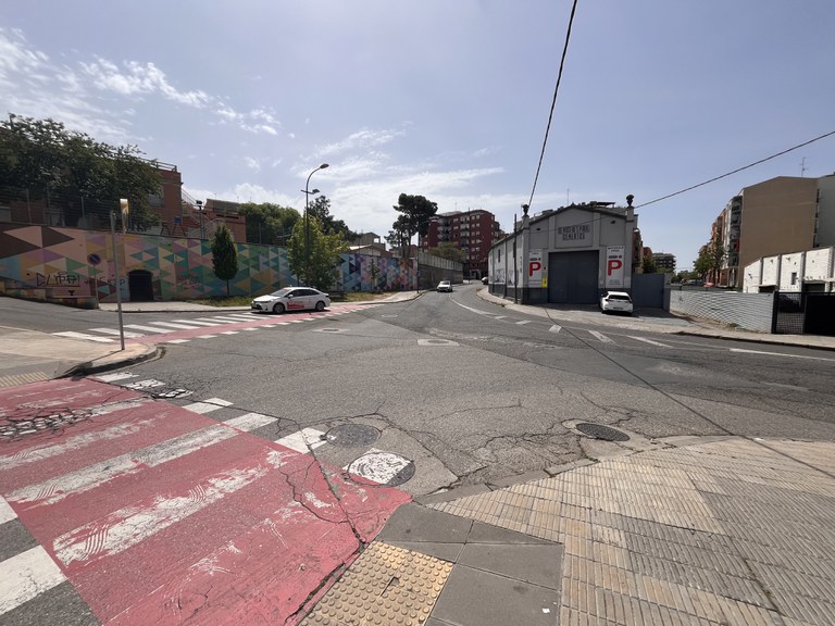 Cruïlla de l’avinguda Flix amb l’avinguda de les Garrigues i els carrers Palauet i Juneda.