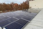 En marxa la instal·lació de més de dos-cents panells solars fotovoltaics a la coberta del pavelló Barris Nord