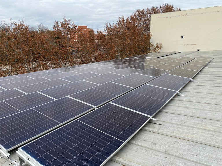Nova instal·lació solar fotovoltaica d’autoconsum compartit a la coberta del pavelló municipal Barris Nord.