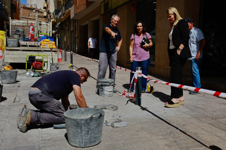 L'alcaldessa accidental, Begoña Iglesias, ha visitat aquest dilluns els treballs d'arranjament del paviment del carrer Democràcia.