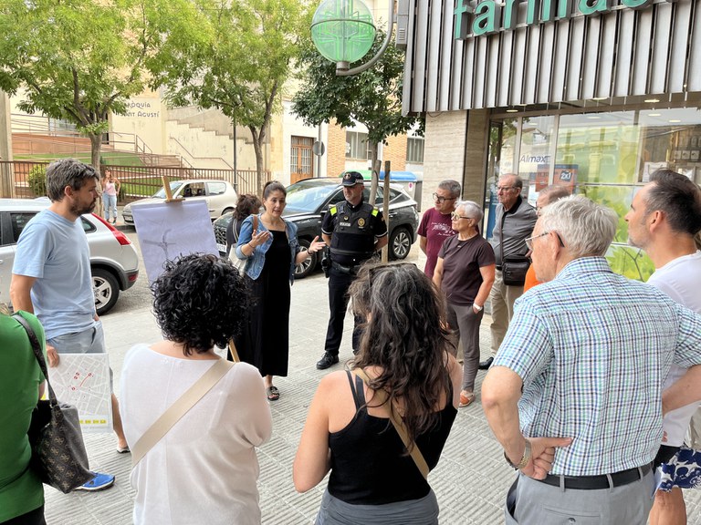 La Regidora Cristina Morón explica als veïns i veïnes el projecte.