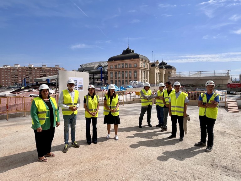 L’alcalde, Fèlix Larrosa, la tinenta d'alcalde, Cristina Morón, i la consellera de Territori, Habitatge i Transició Ecològica, Sílvia Paneque, durant la visita de les obres de la nova estació.