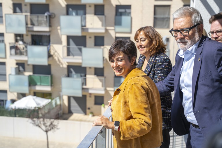 Ministra, consellera i alcalde, durant la visita a un dels nous habitatges dels Mangraners.