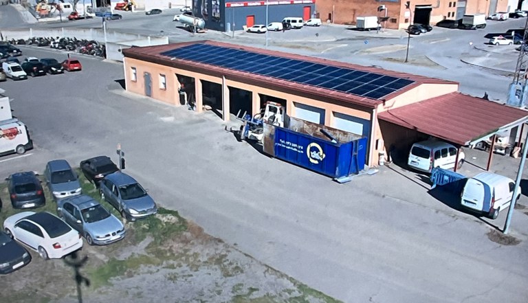 Teulada de l'edifici del Dipòsit amb les plaques solars ja col·locades.